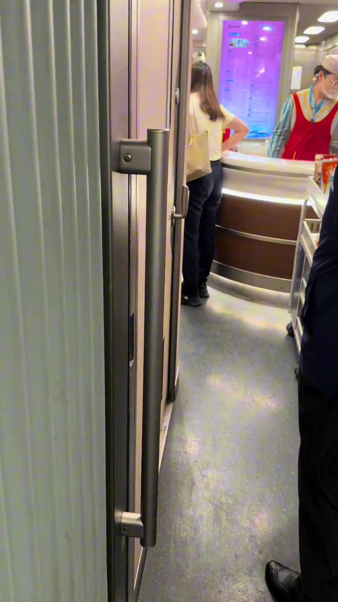 小姑娘买了三张票，被一对中年夫妇占了她的座！