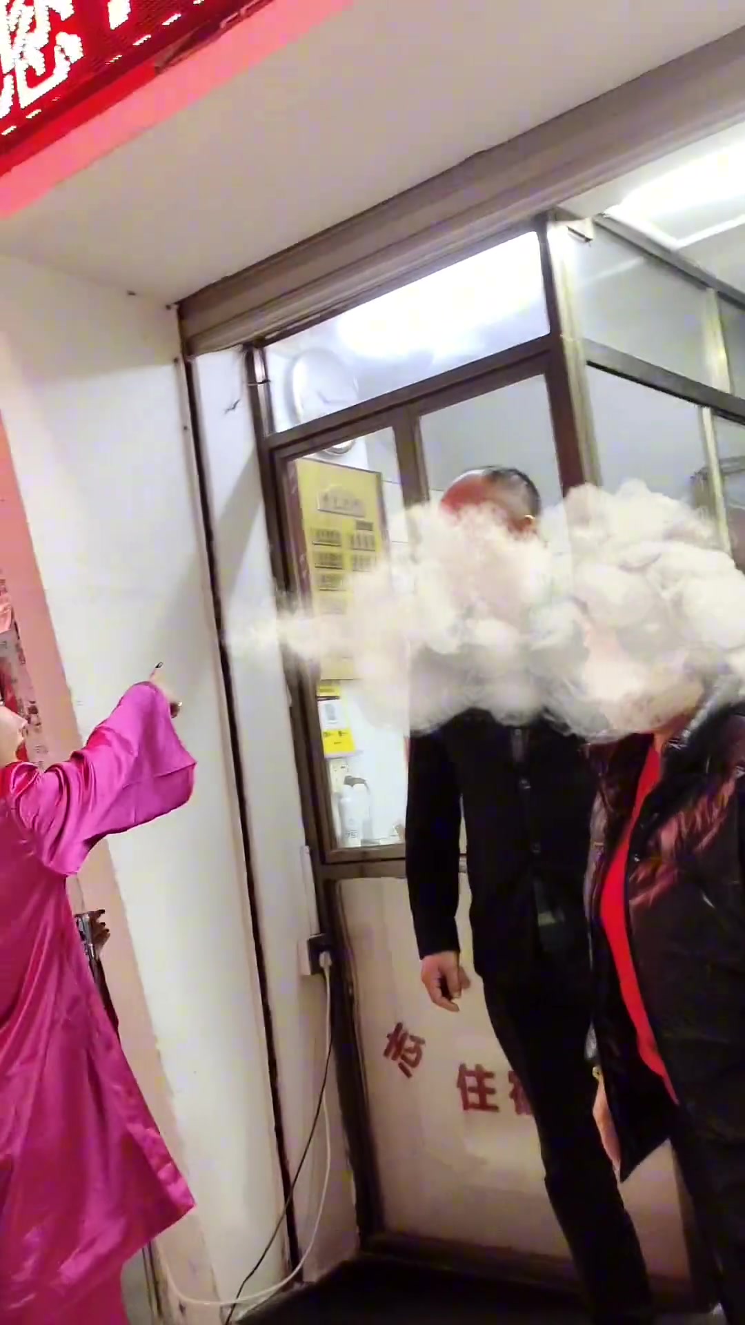 小姐姐吵个架，把大妈都震惊了！