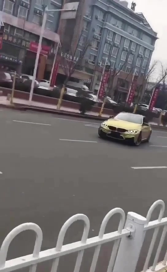 掉个头而已没必要甩尾吧大哥！