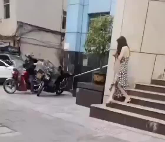 这个穿吊带碎花裙的女子是喝了多少出来倒头就睡！