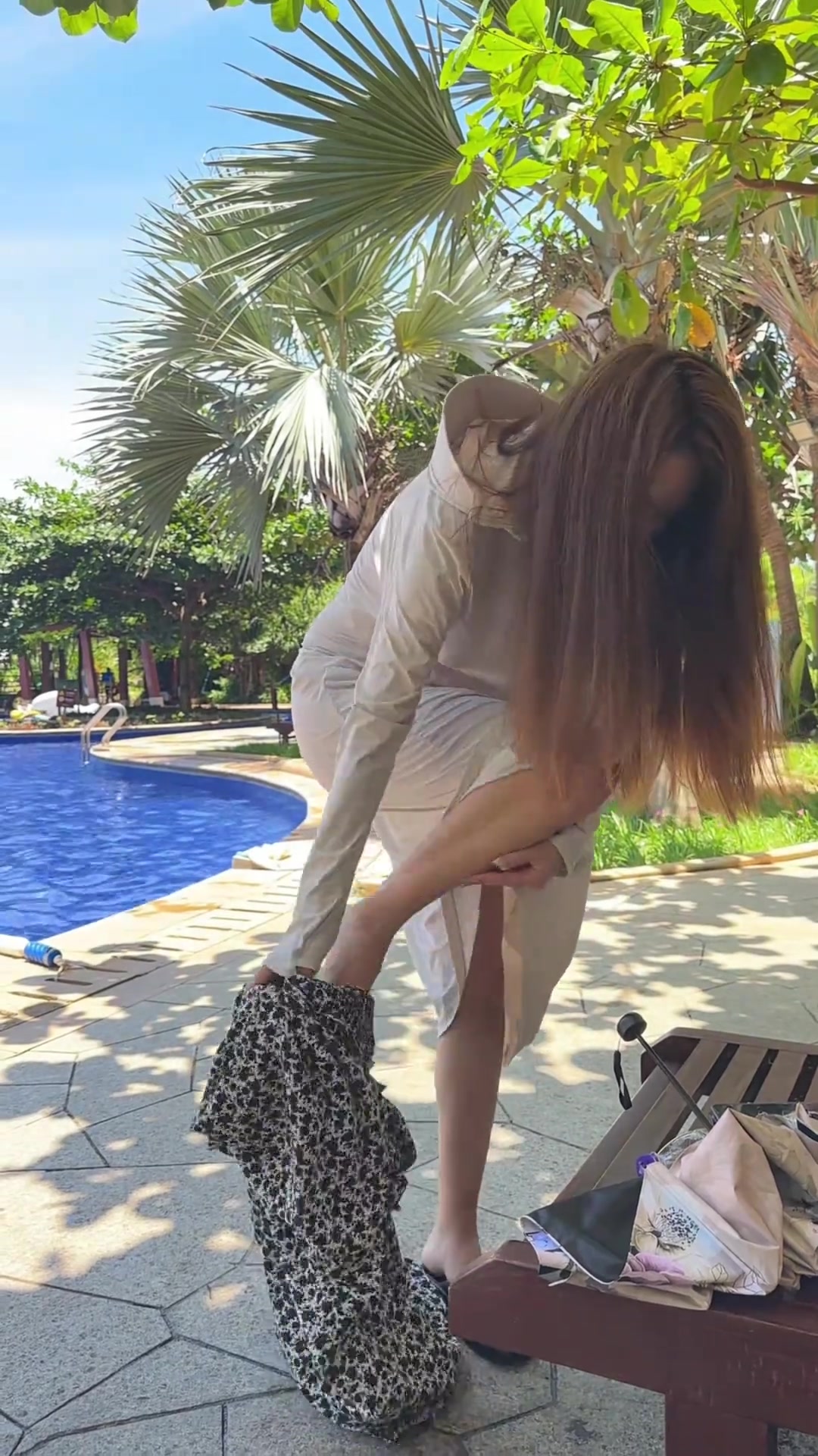 脱掉！穿了防晒衣又穿长裙，是不是多此一举