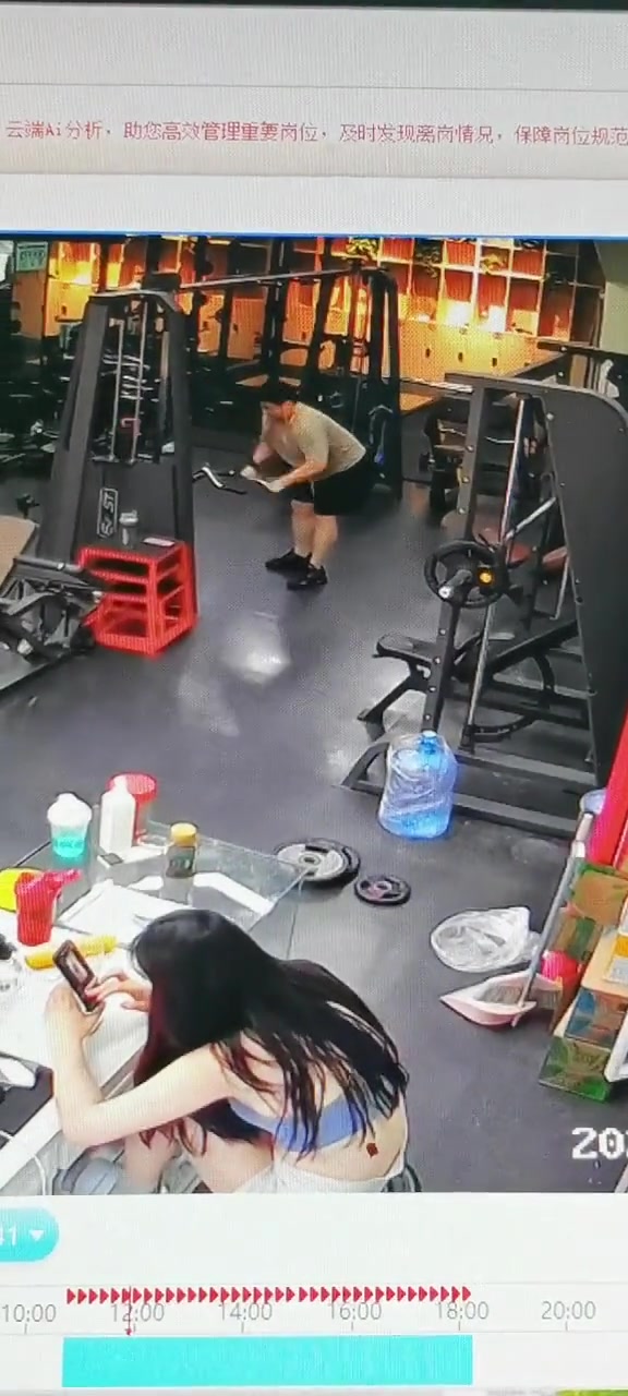 不会是故意的吧健身房有人被压女老板吓坏了！
