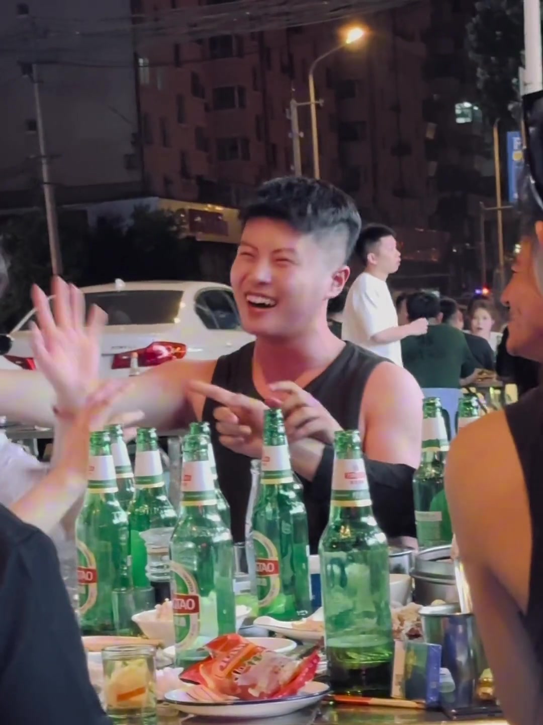 以前三顿饭一起吃，现在一顿饭约一年