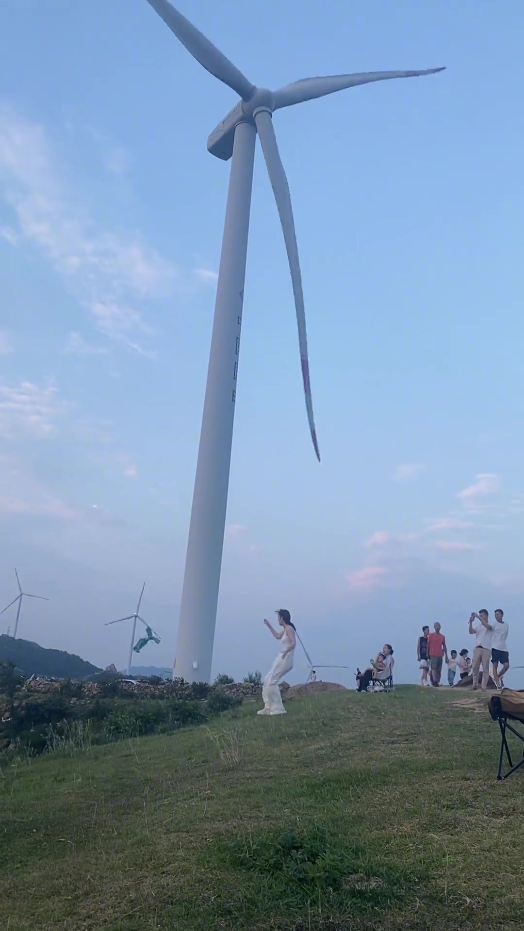 这女的脱衣服随手一扔，扔出事了...