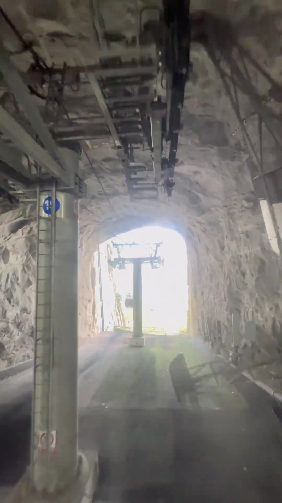 华山的索道是给勇士坐的！