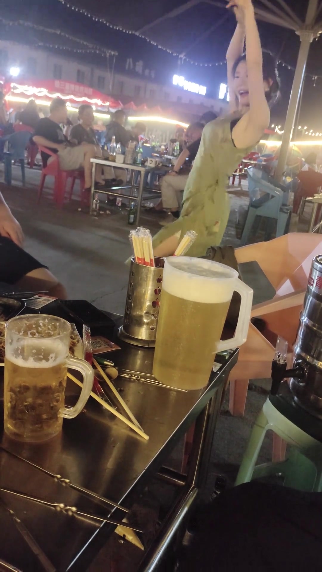 不择手段某烧烤大排档搞擦边舞蹈直播吸引顾客...