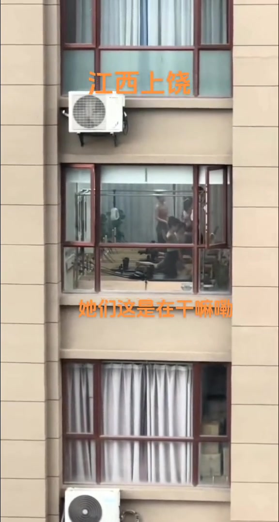 对面开了个瑜伽室，这老哥可乐坏了...