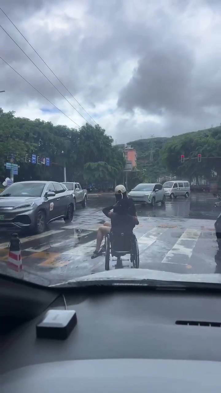 大马路上坐轮椅还抱个妹子坐轮椅的原因找到了...