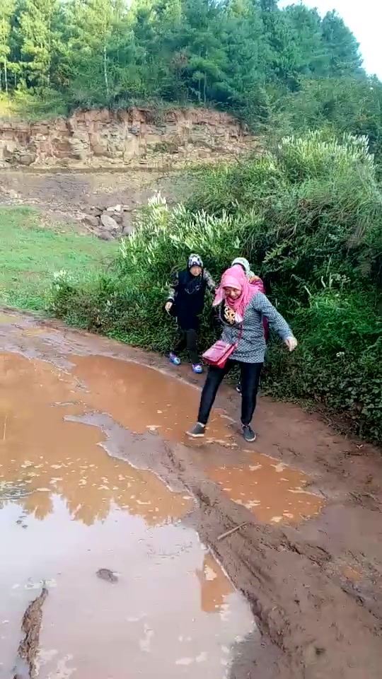 大妈对自己的闺蜜温柔点呀！