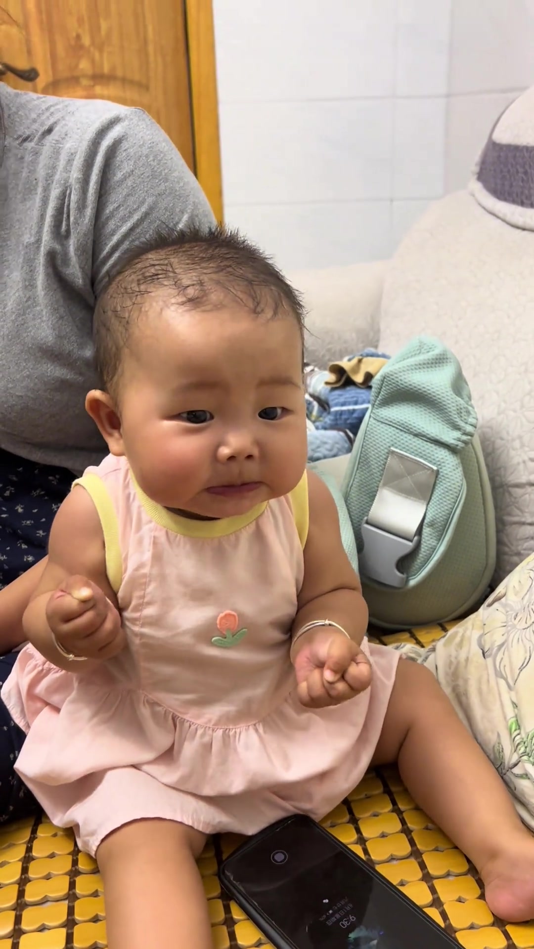 八个月的宝宝经常这样发狠使劲是正常的生理反应吗