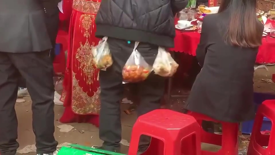 这大哥做到了吃不完兜着走！