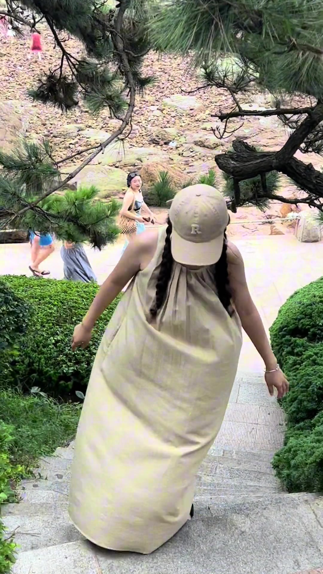 要是穿短裙来爬山，岂不是完蛋啦