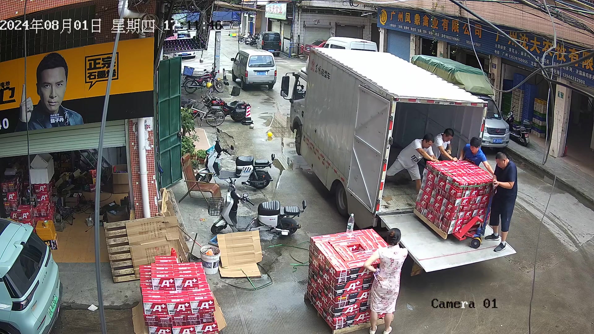 惊险一幕命都吓没了卡车给整成跷跷板了