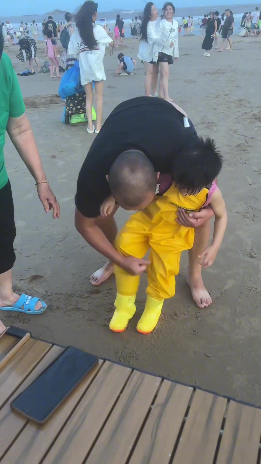 原以为这衣服是防水的，没想到是蓄水的