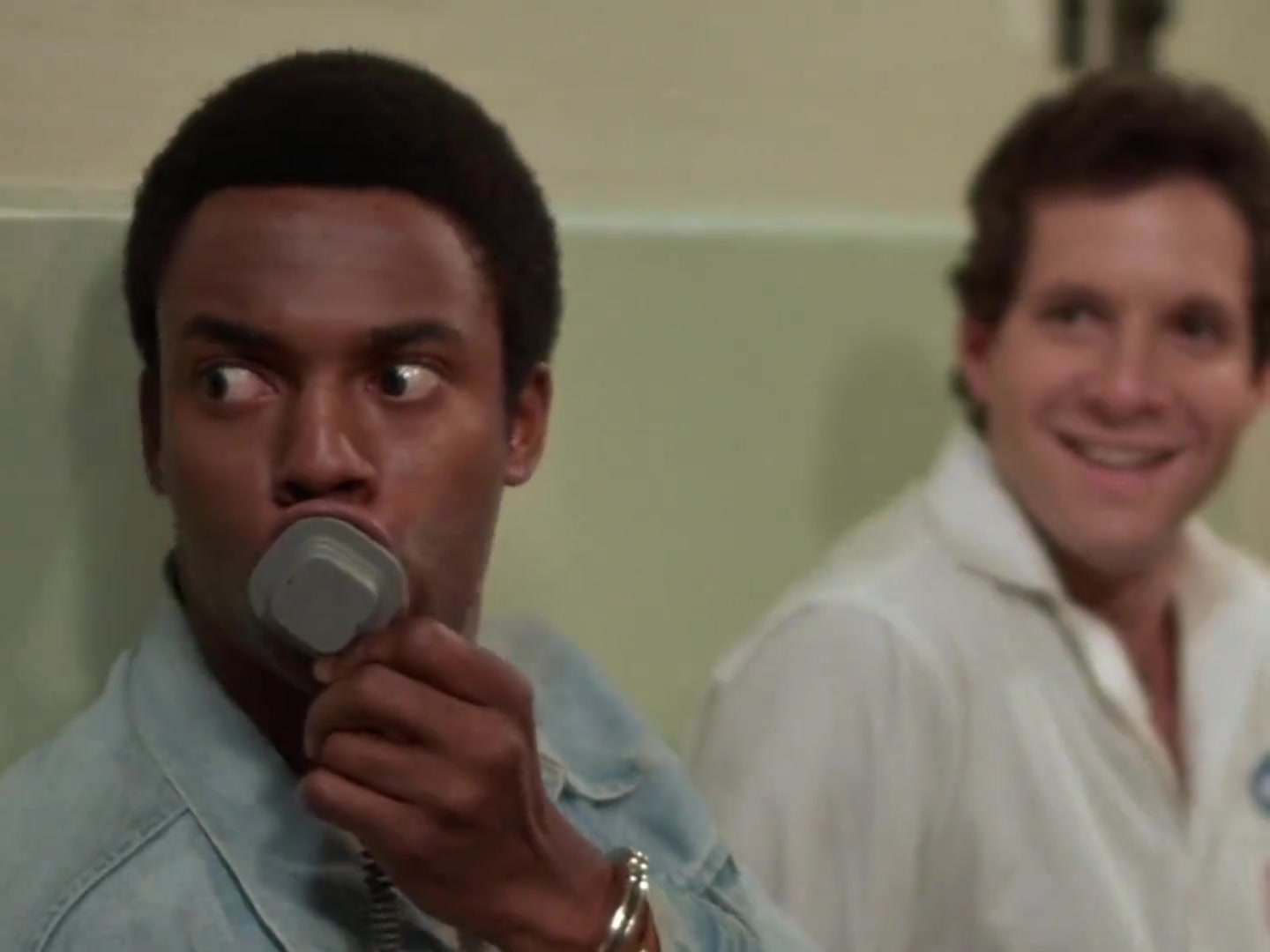 《警中有善口技者》