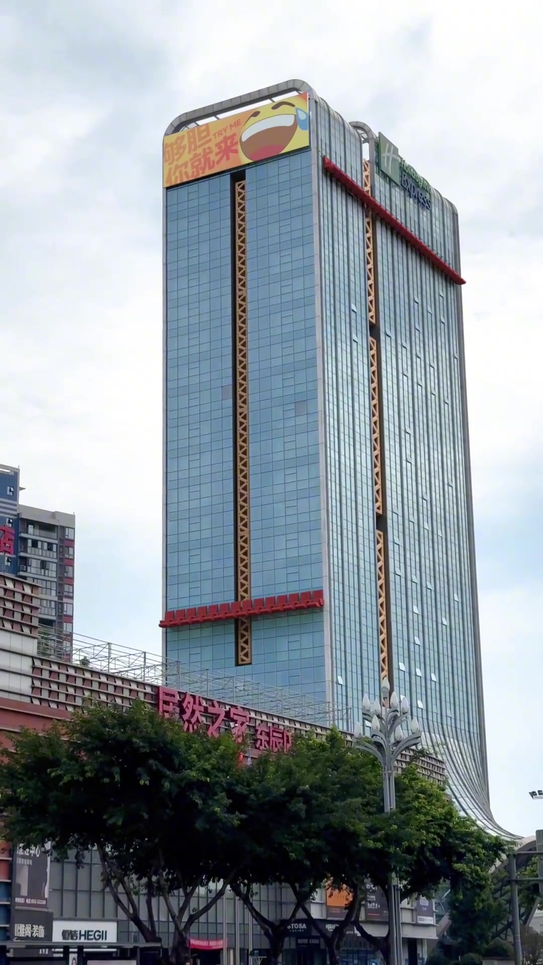 这到底是跳楼机还是某种擦玻璃的新科技