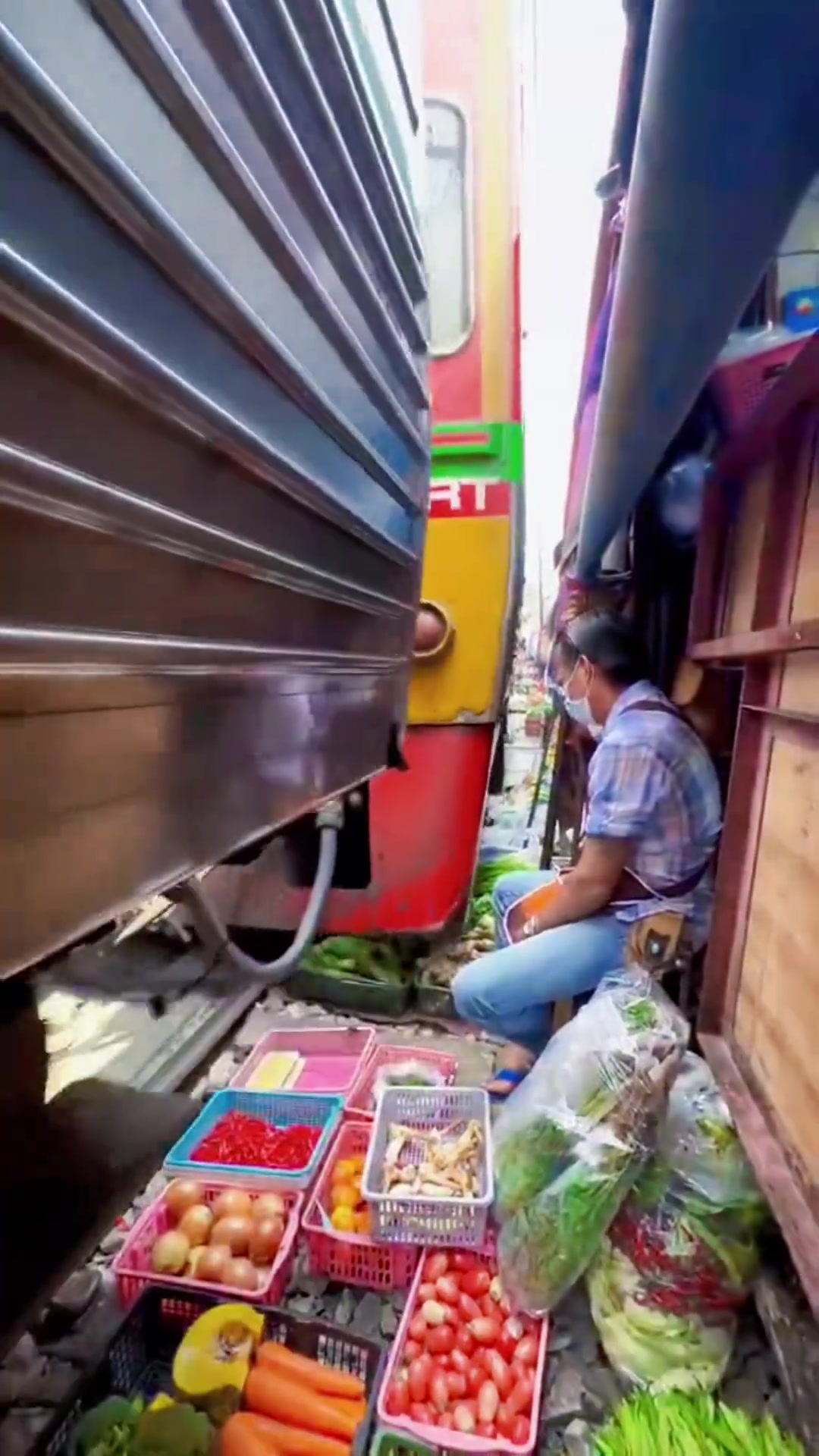日子苦啊！泰国菜市场老板：火车走了，还得继续做生意