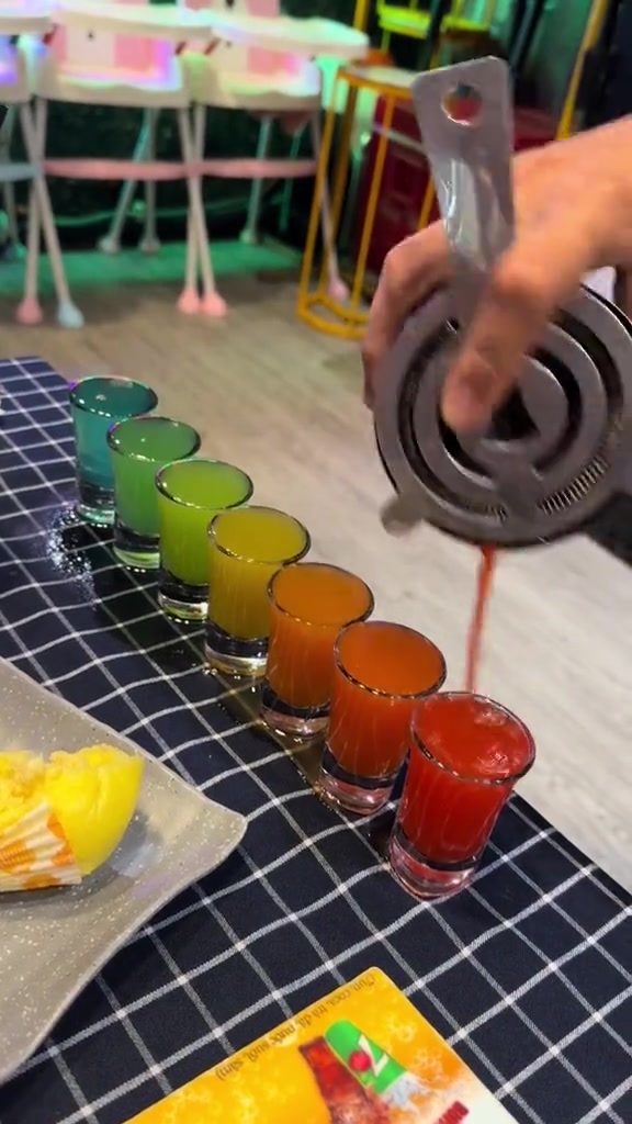 同一杯子倒出的饮料，为什么每杯颜色都不一样！！