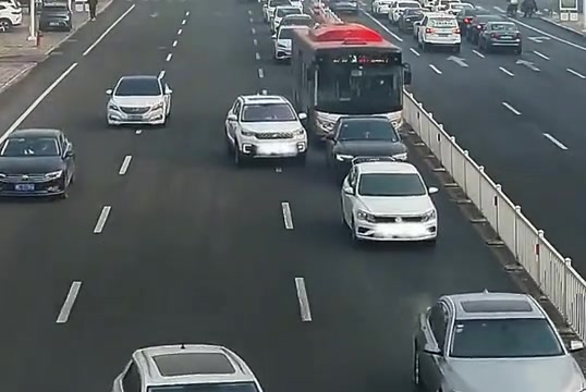 车道这么多车，偏偏选择了一个最难插进去的车