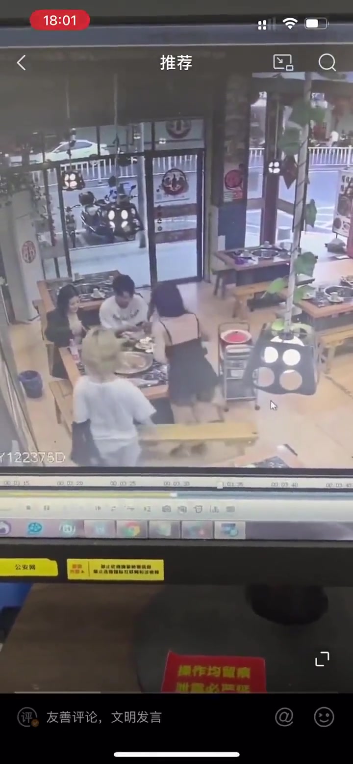 突然追着男生一顿打，结果自己摔倒了，体面全无了啊