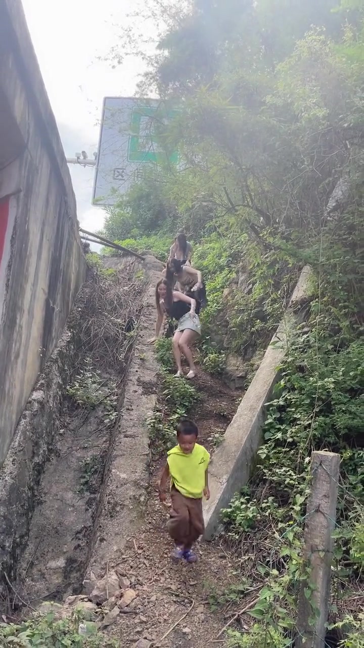 既然在这种地带，她们这种穿搭就不对...