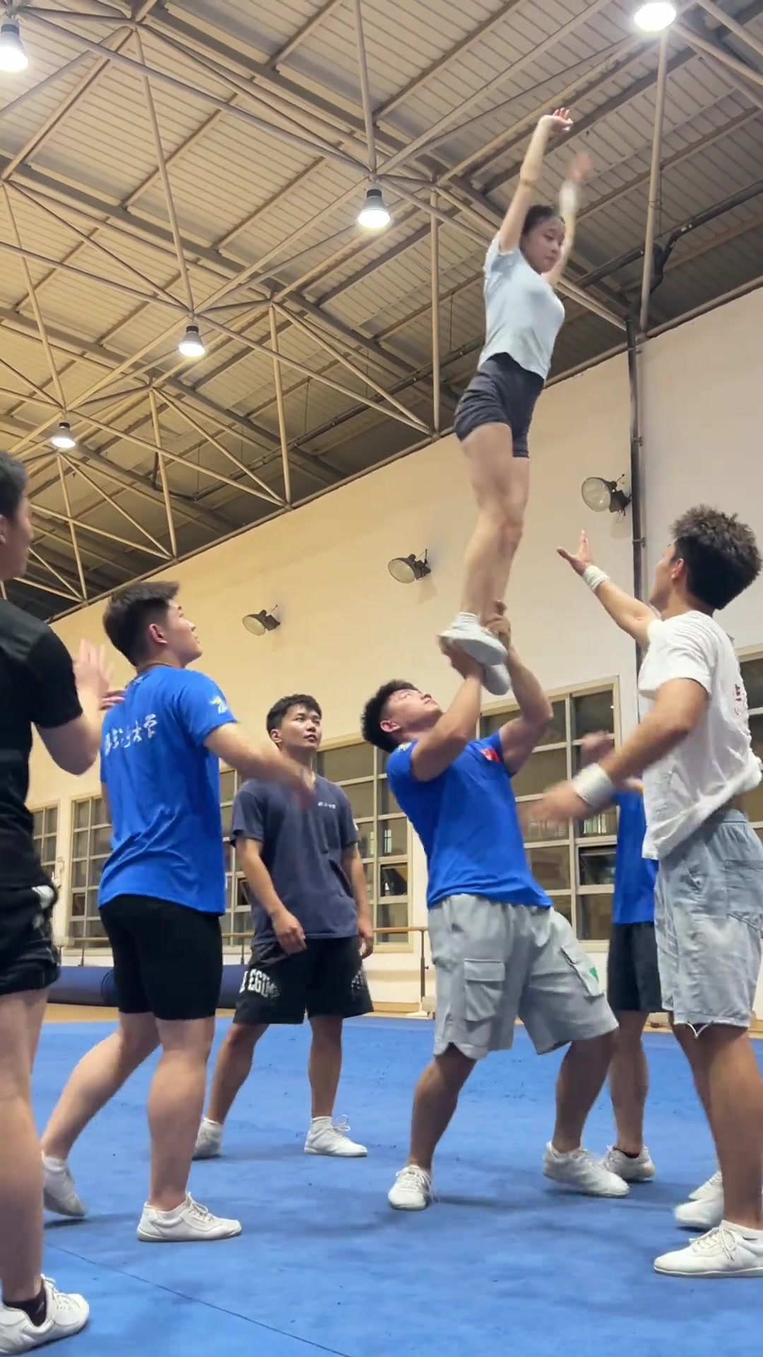 把她捧得很高，但没接住...