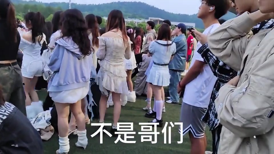 吾辈学习楷模！身边全是女的，他居然如此专注