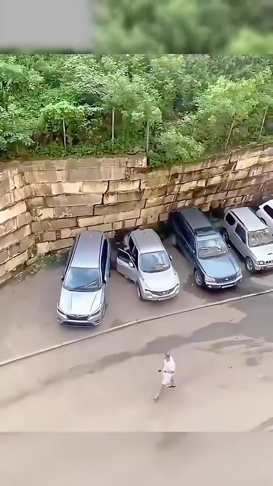 神人女司机预感墙体倒塌，提前将车开走！