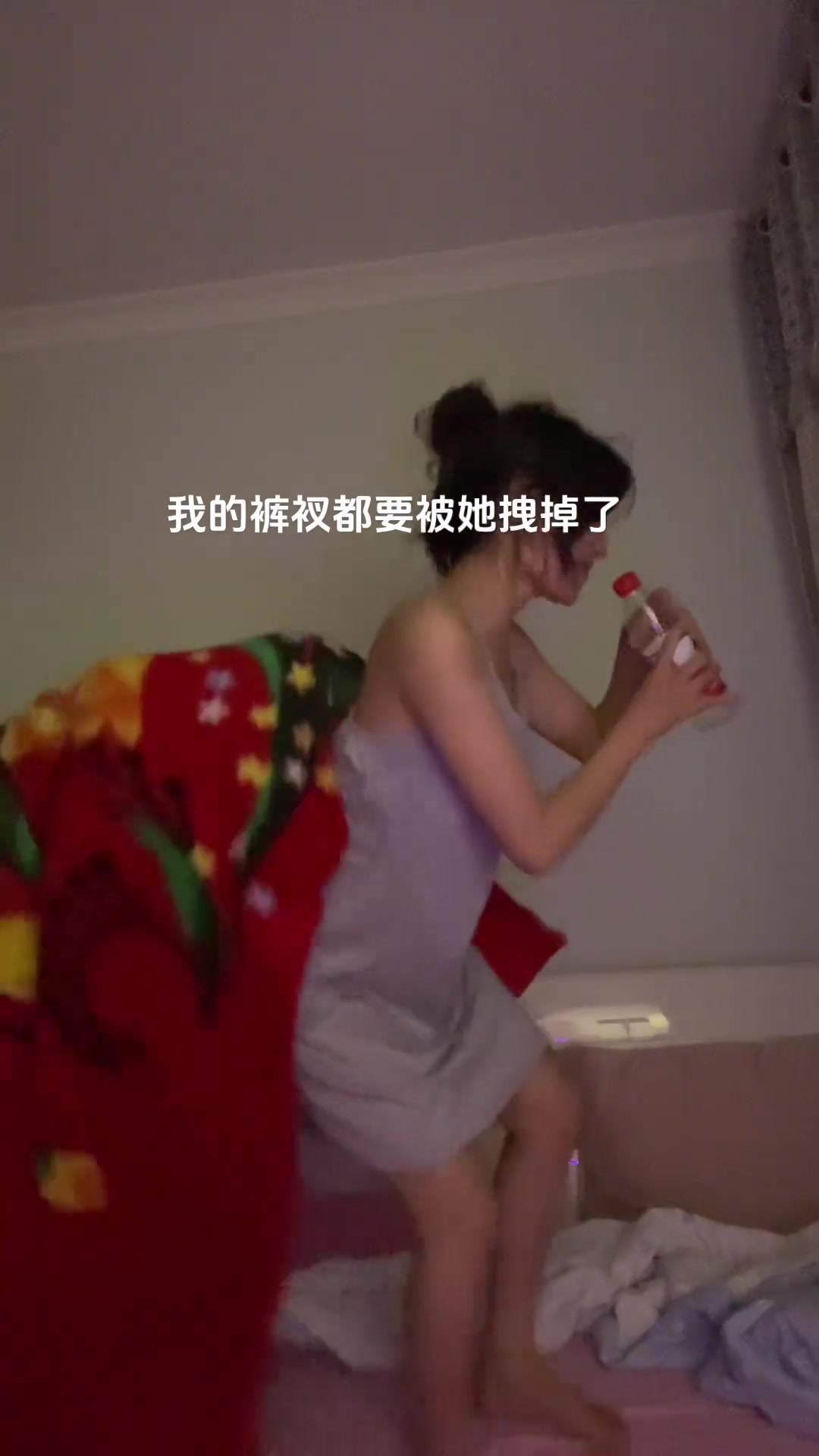 睡裙都要被闺蜜给拽下来了...