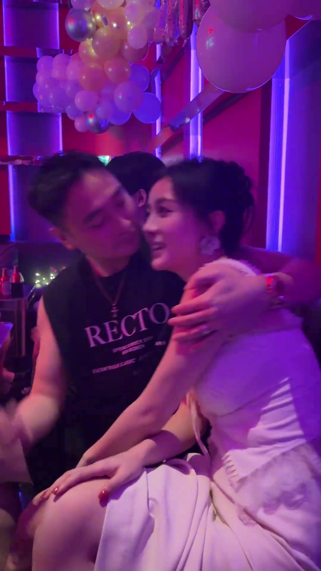 他一定很爱你，满眼都是你...