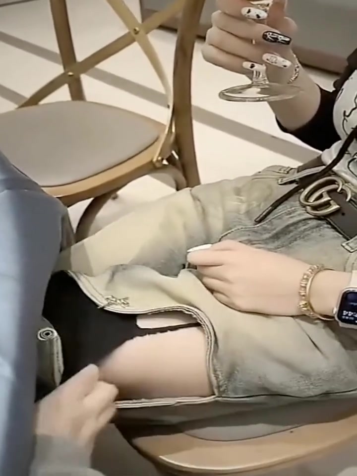 这裤子奶奶看到了，不得要缝起来！