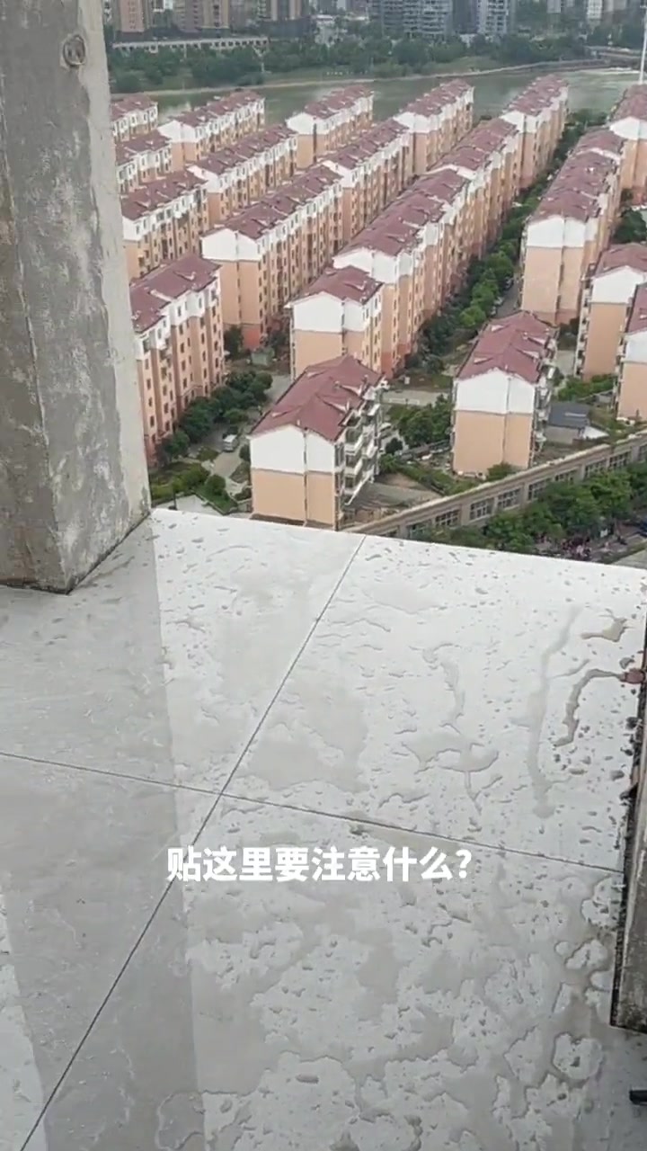 打赤脚在有水的瓷砖边走！手机伸出去那刻，我麻了