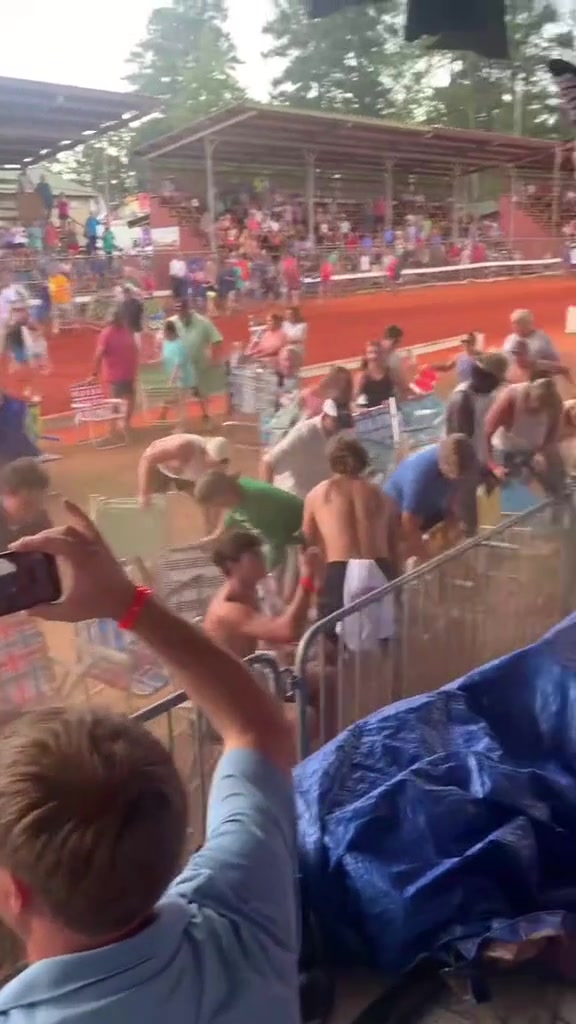 疯狂占座，他甚至滚完还帮别人把椅子摆整齐