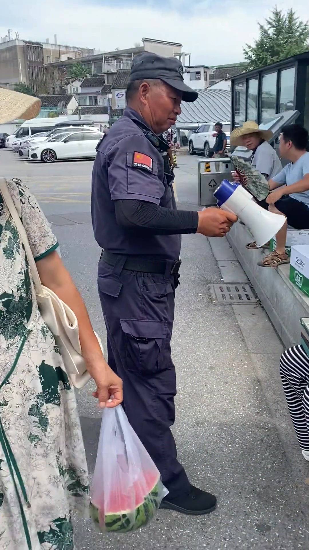 保安大哥真贴脸开大啊！