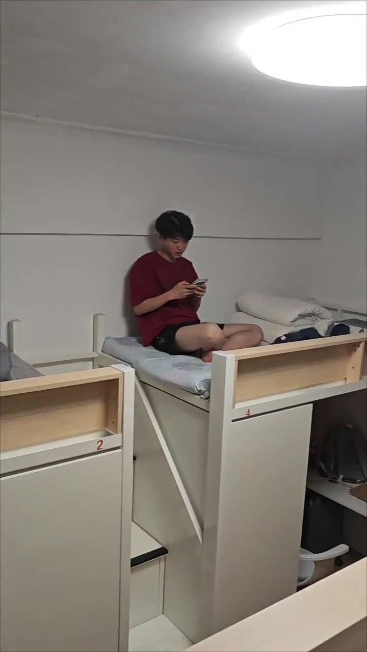 现在大学宿舍里都有电视了