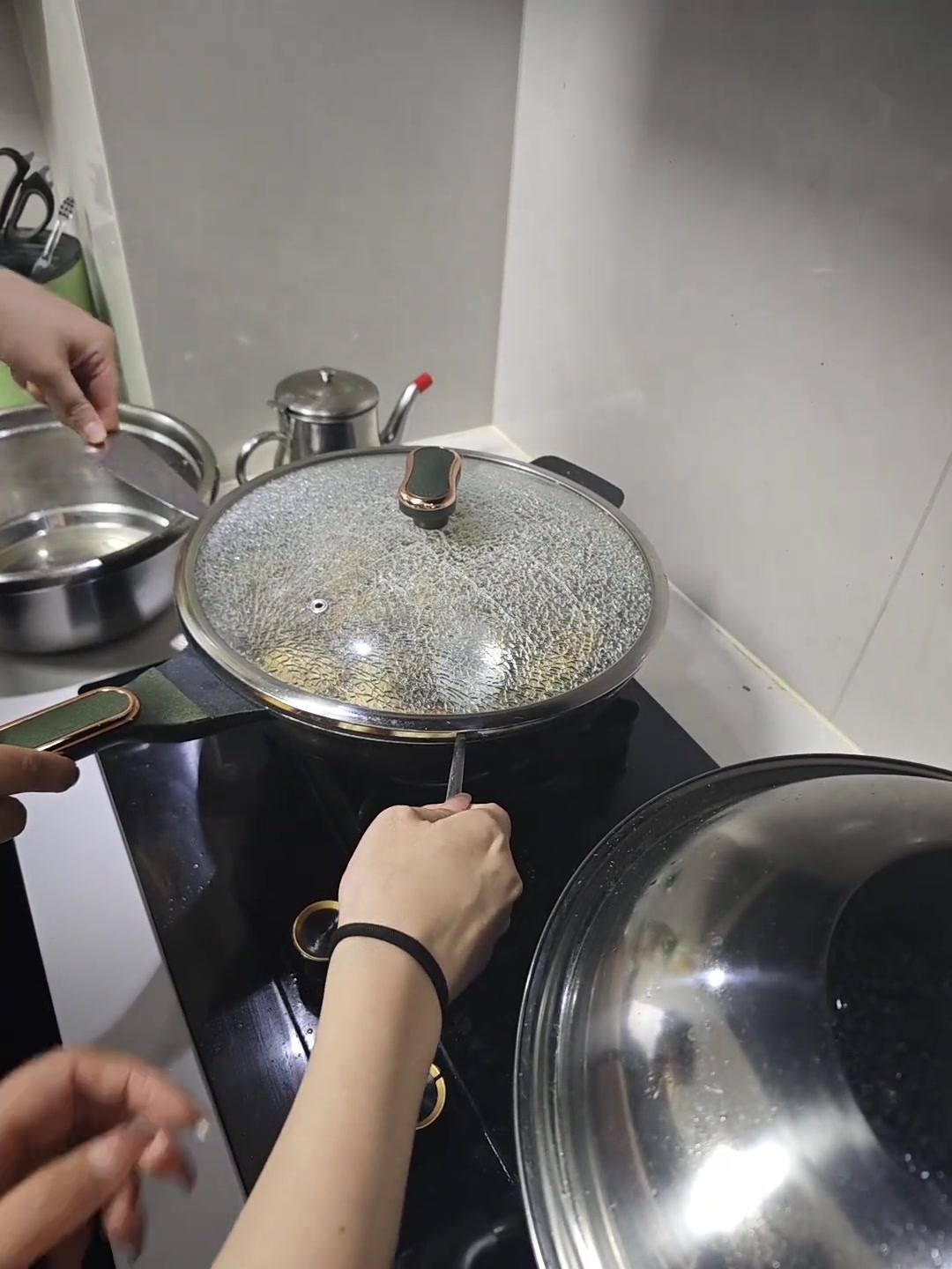 还是别吃了，爆裂可能会有很多细小的玻璃渣掉到食物里！