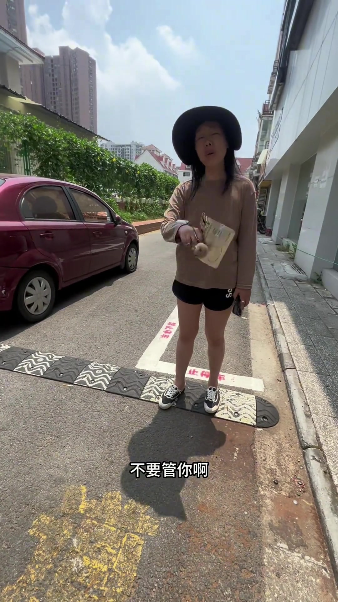 女子停车堵路，且说停那里不关你们的事！