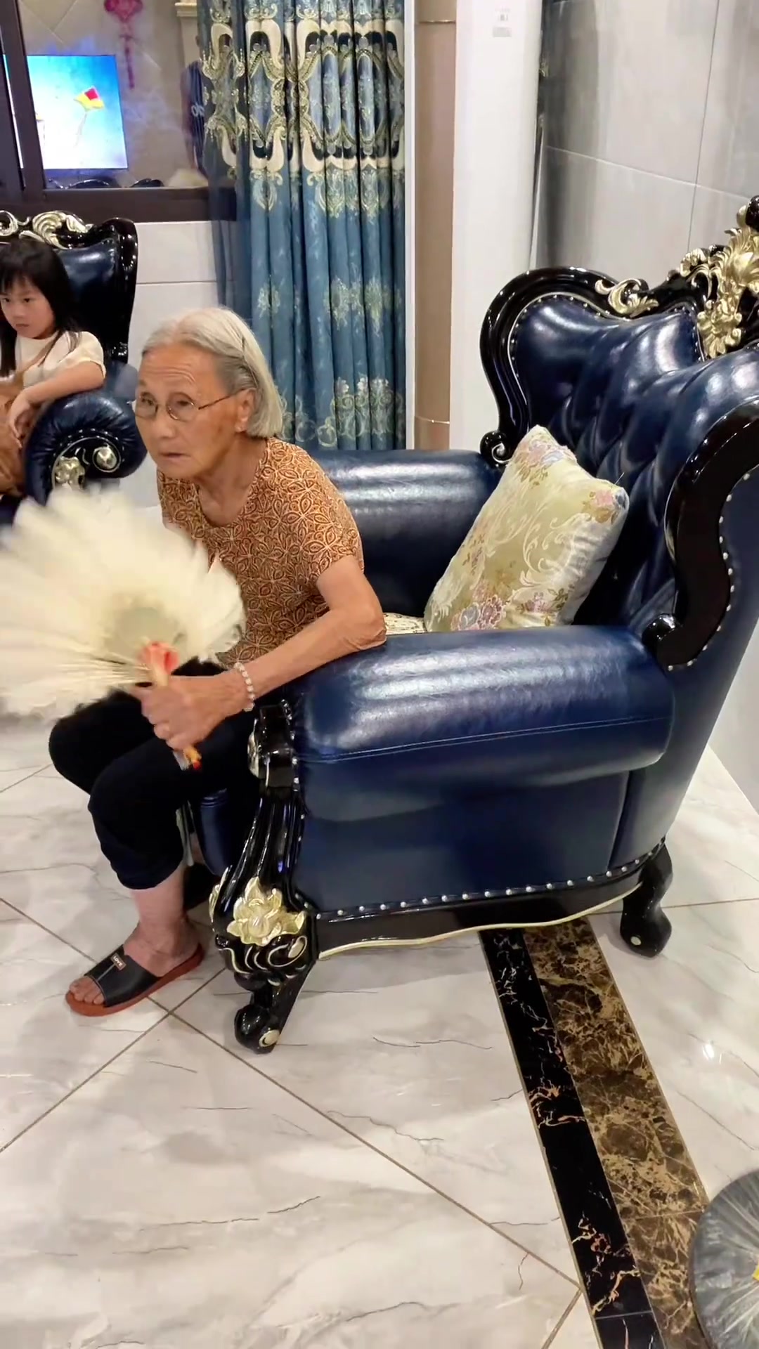 奶奶你明明热啊！为什么要关风扇呀！