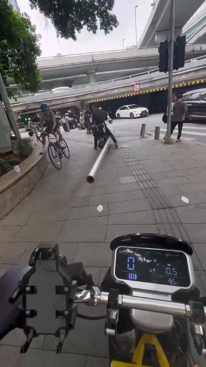 一开始我还以为他给腿卡栏杆上了！