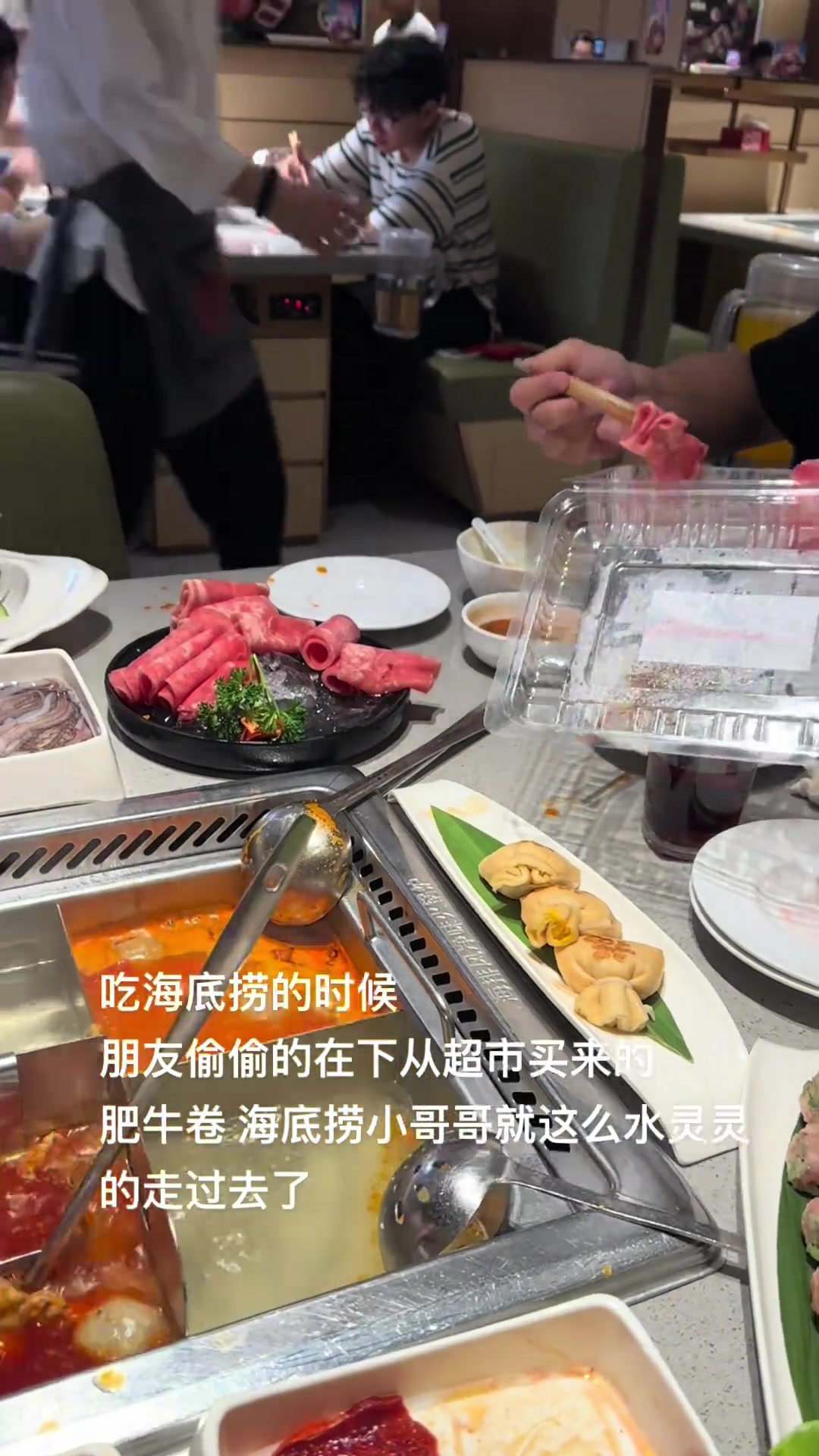 服务员：又不是我的店，管那多干嘛！