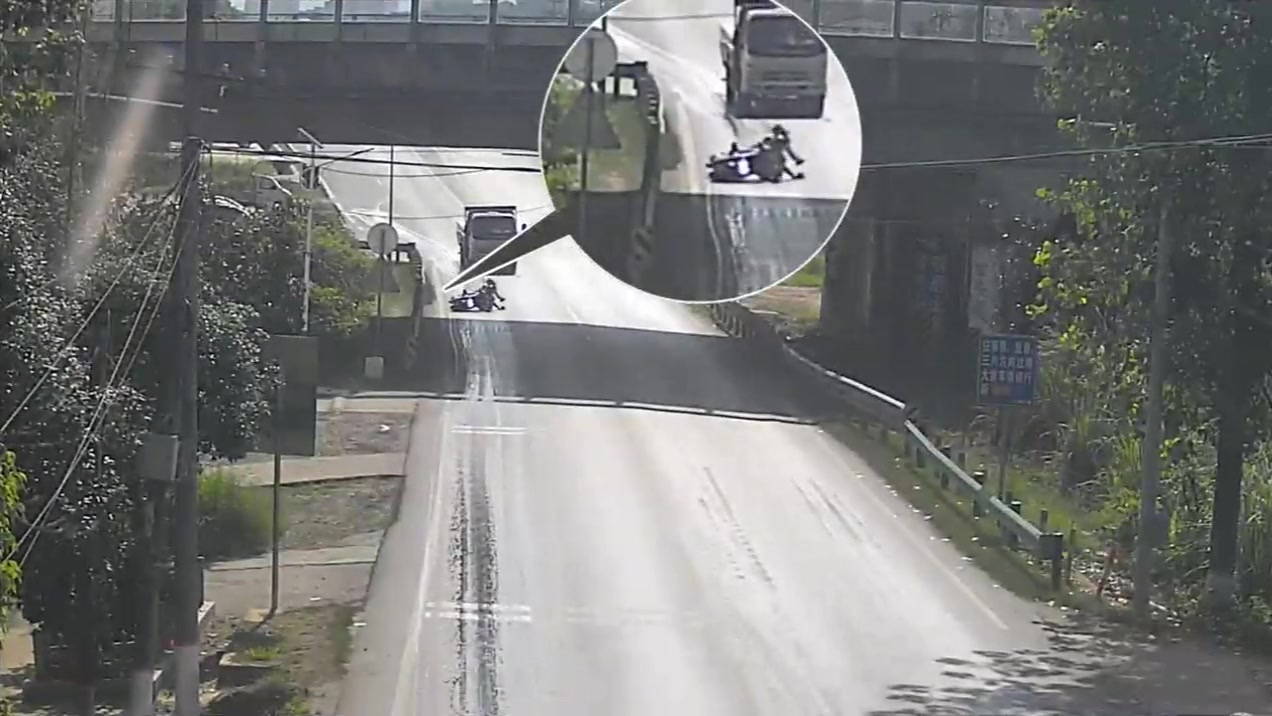 粮油配送车一路洒油，10余辆两轮车摔倒！