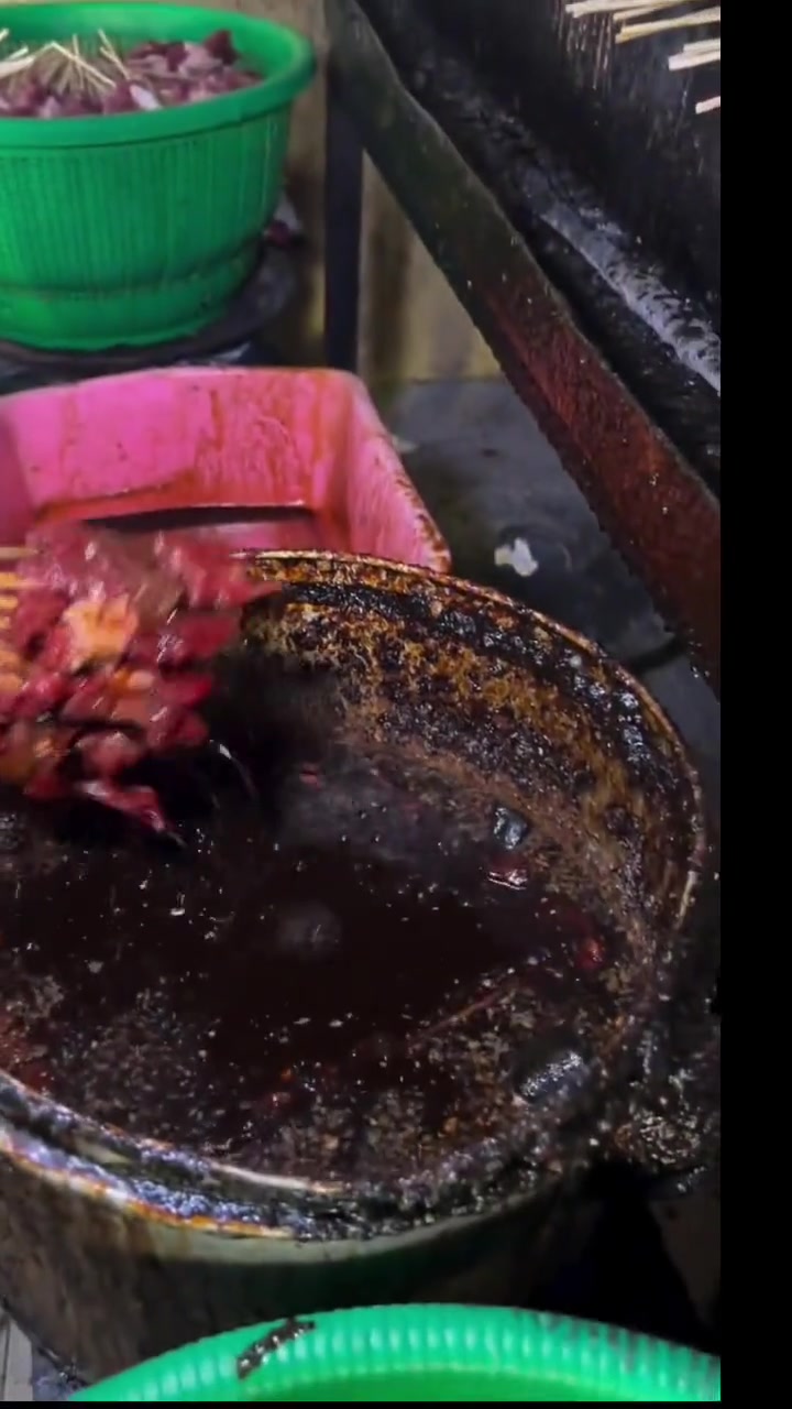 外卖小哥偷拍烧烤摊，看到这样你还敢吃吗