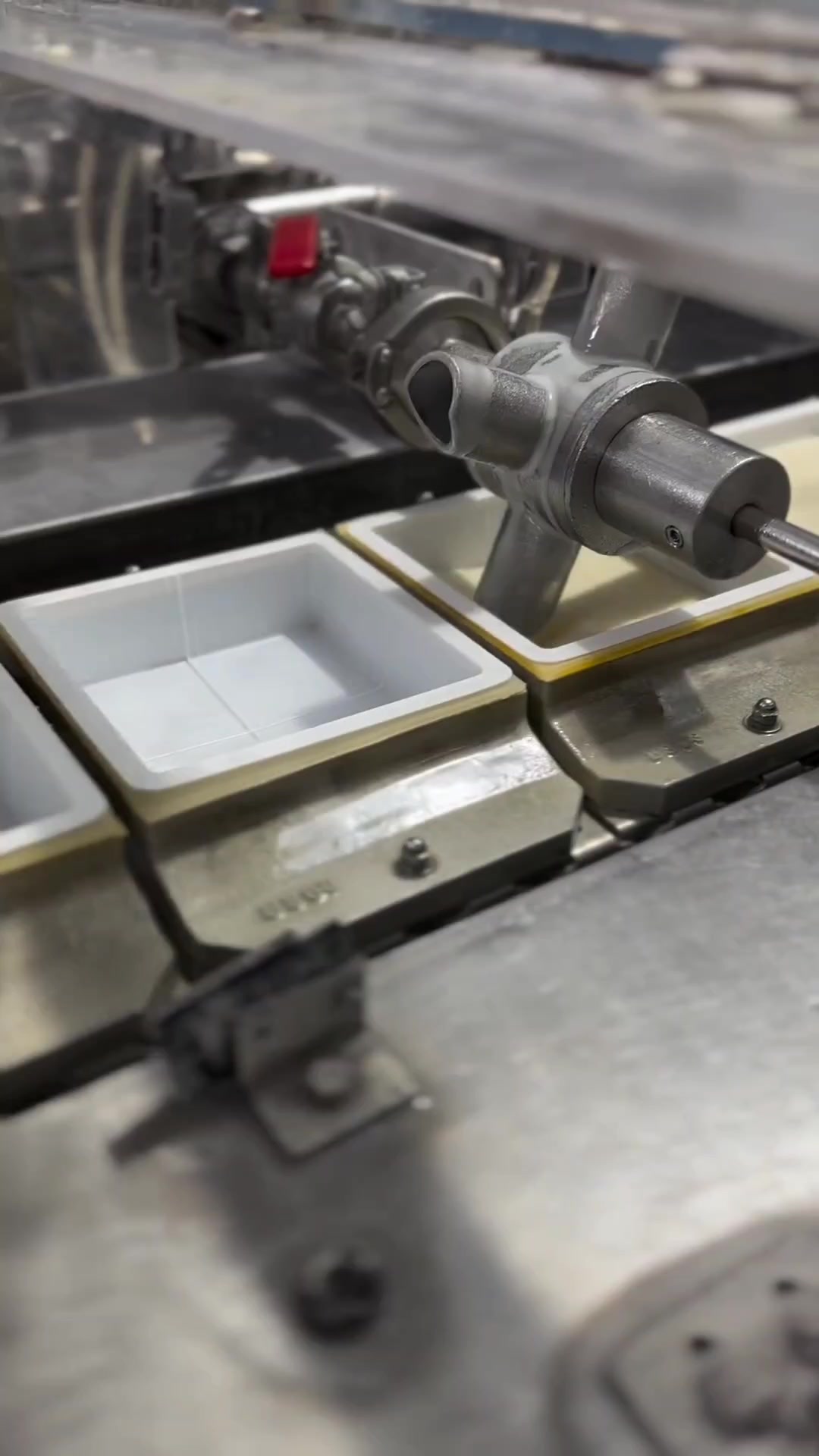 嫩豆腐小型工厂的装盒、封装，与想象不同，豆腐不是成型后再装盒