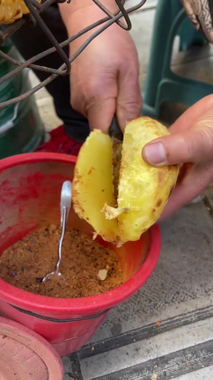 这烤土豆看着就好吃