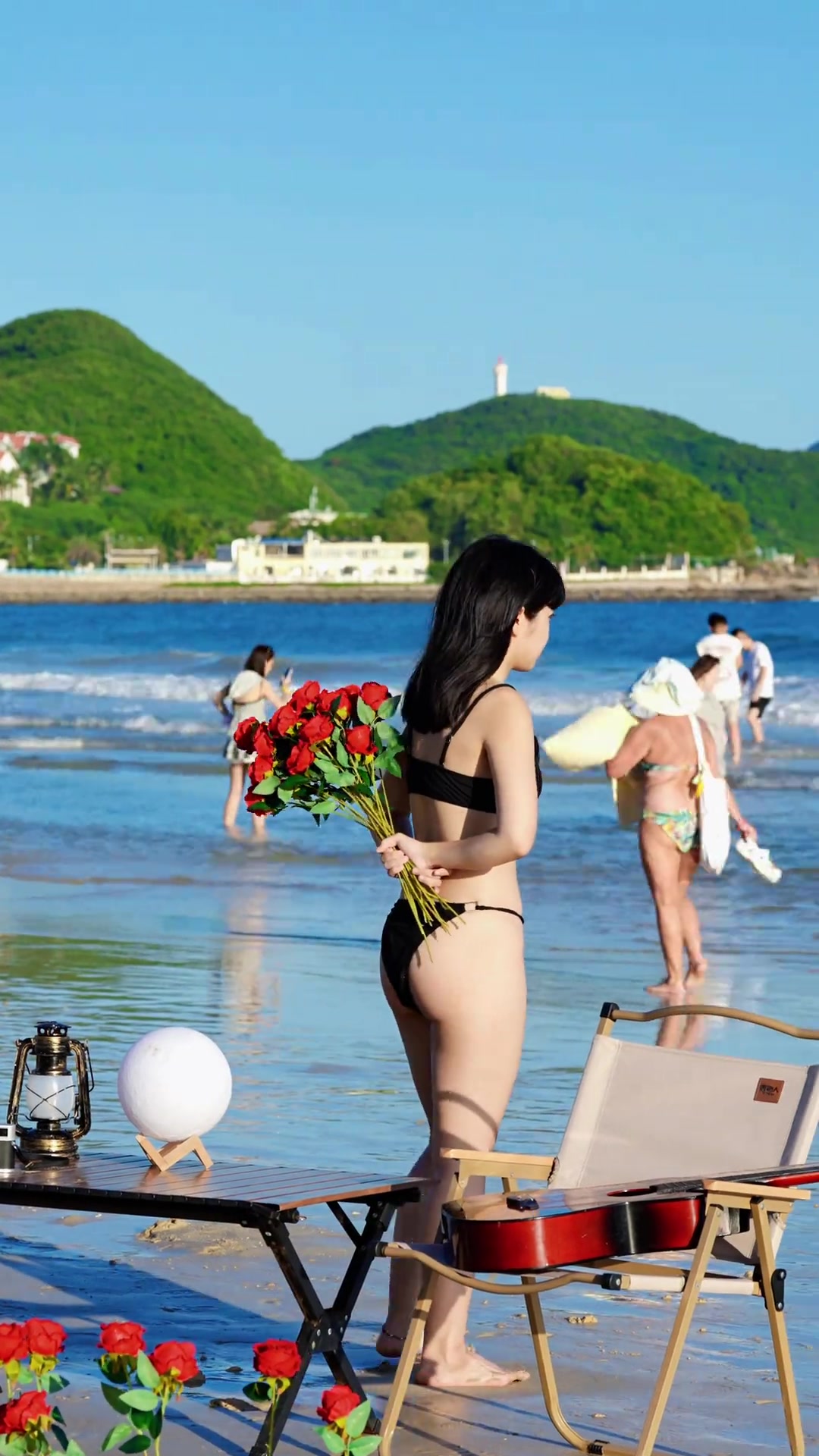 小姐姐穿那么少在海边拍照片，不怕晒黑嘛