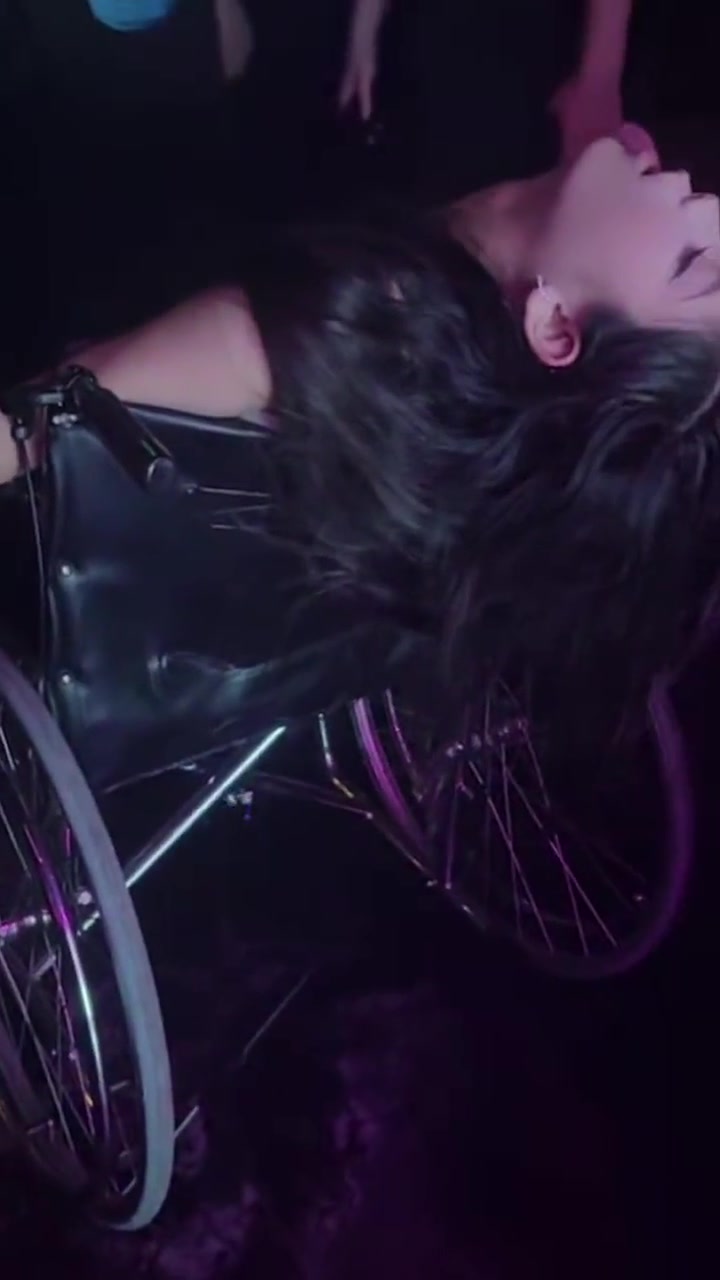 她怎么年纪轻轻就坐上轮椅了