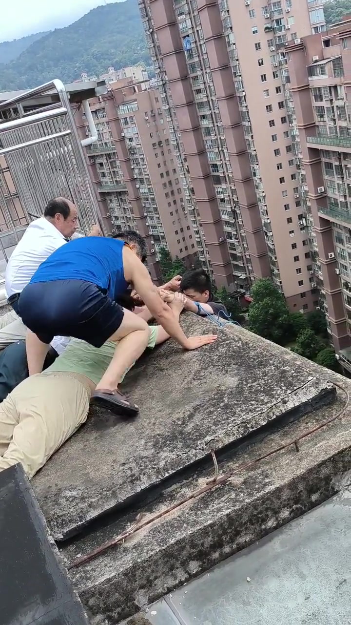 天啊！就算是看视频都脚软不敢看，救人的好勇敢