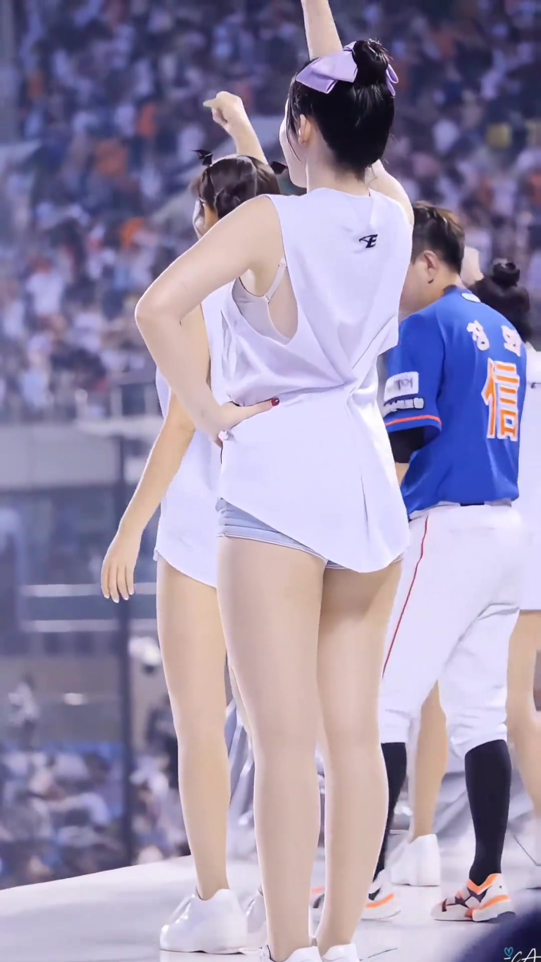 这个拉拉队小姐姐，即便站在后面也很吸引眼球！