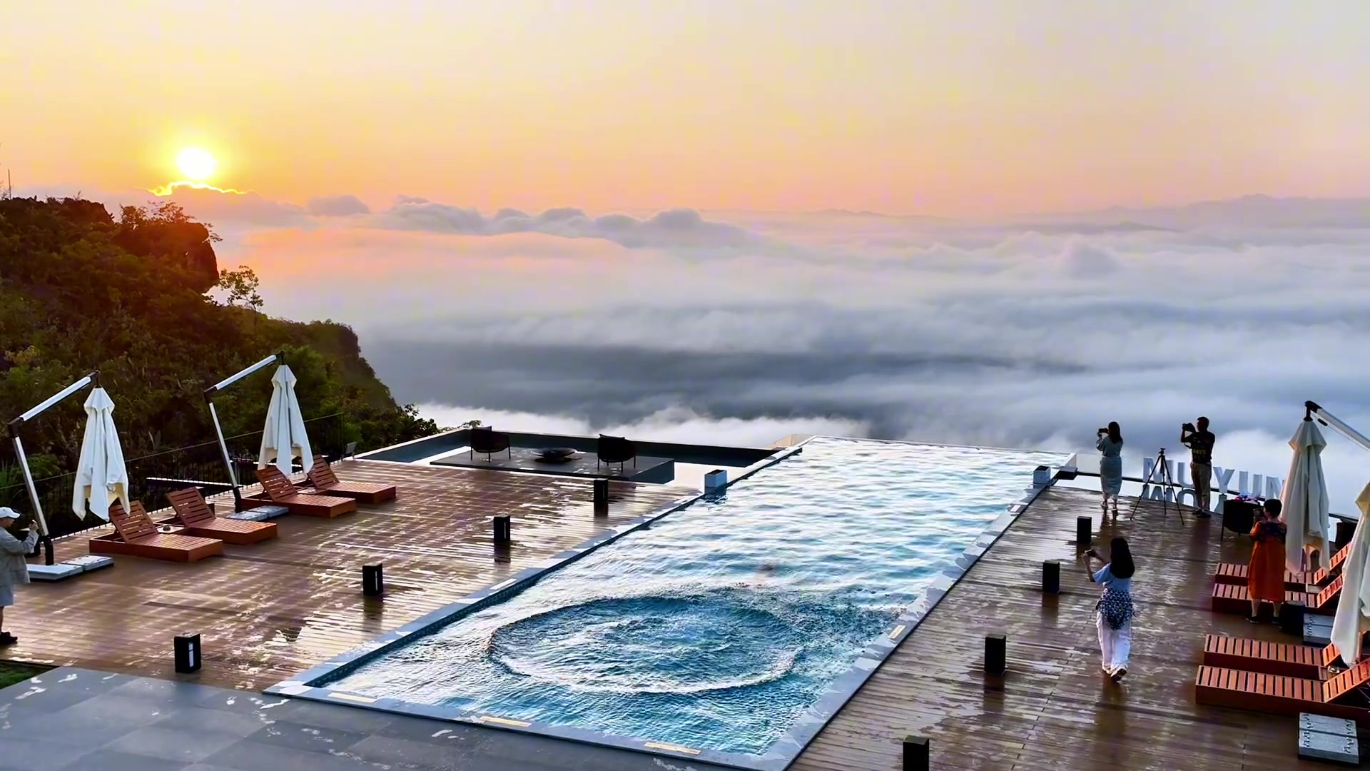 真怕他游着游着突然掉下去...