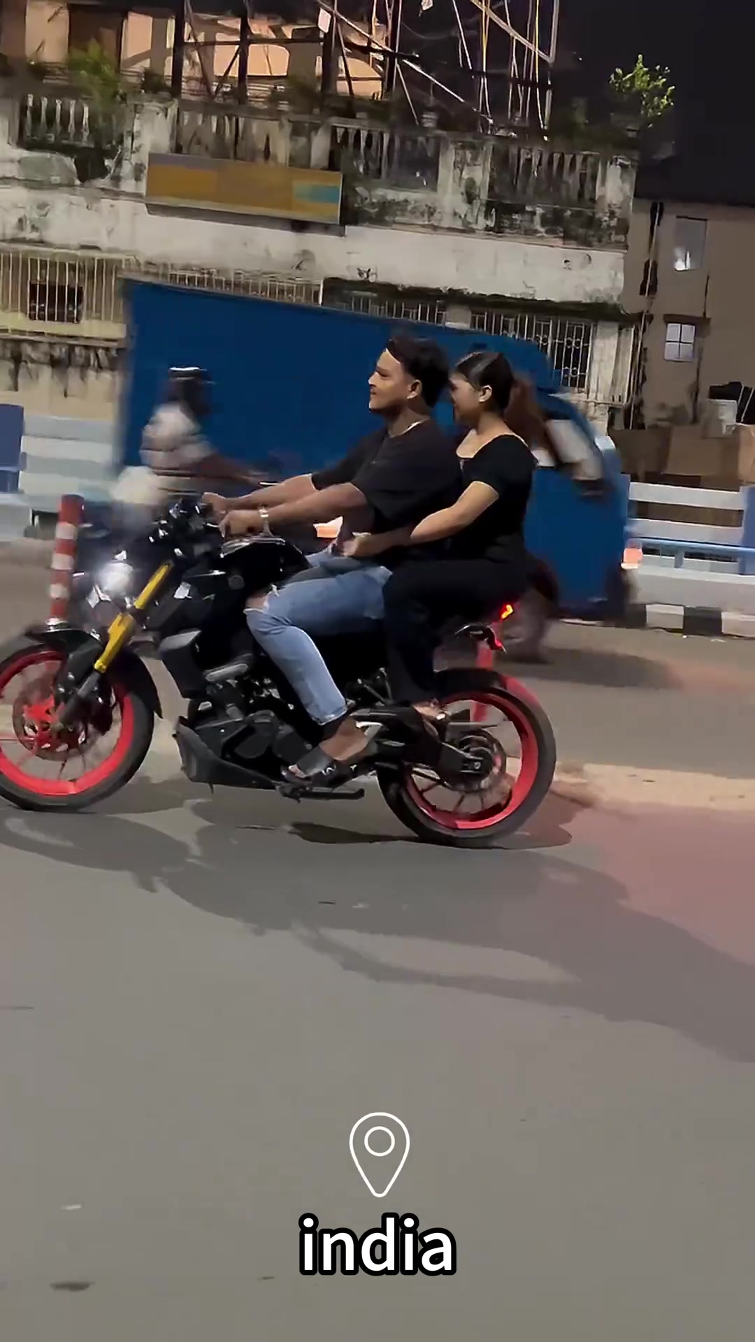 印度楷模！这样骑摩托折磨女生我都一次见...